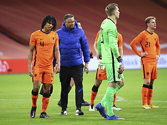 Nathan Ake limps out of Hollan...